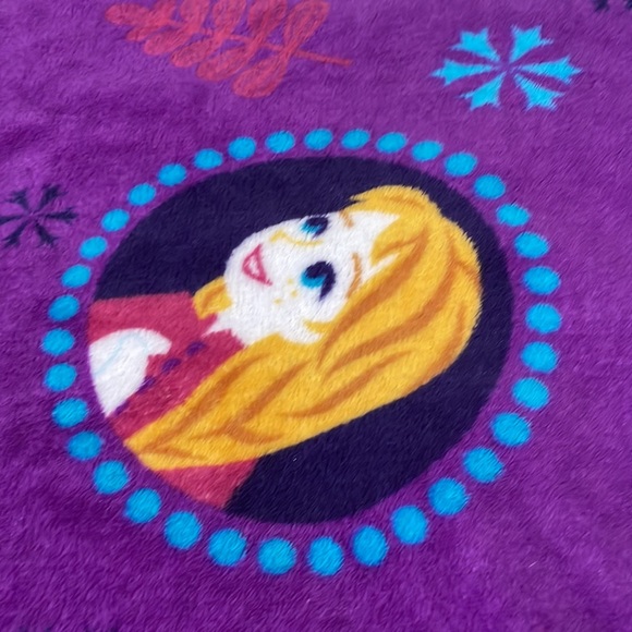 Disney 50x60 Frozen Anna and Elsa blanket in vibrant purple euc - Picture 3 of 7